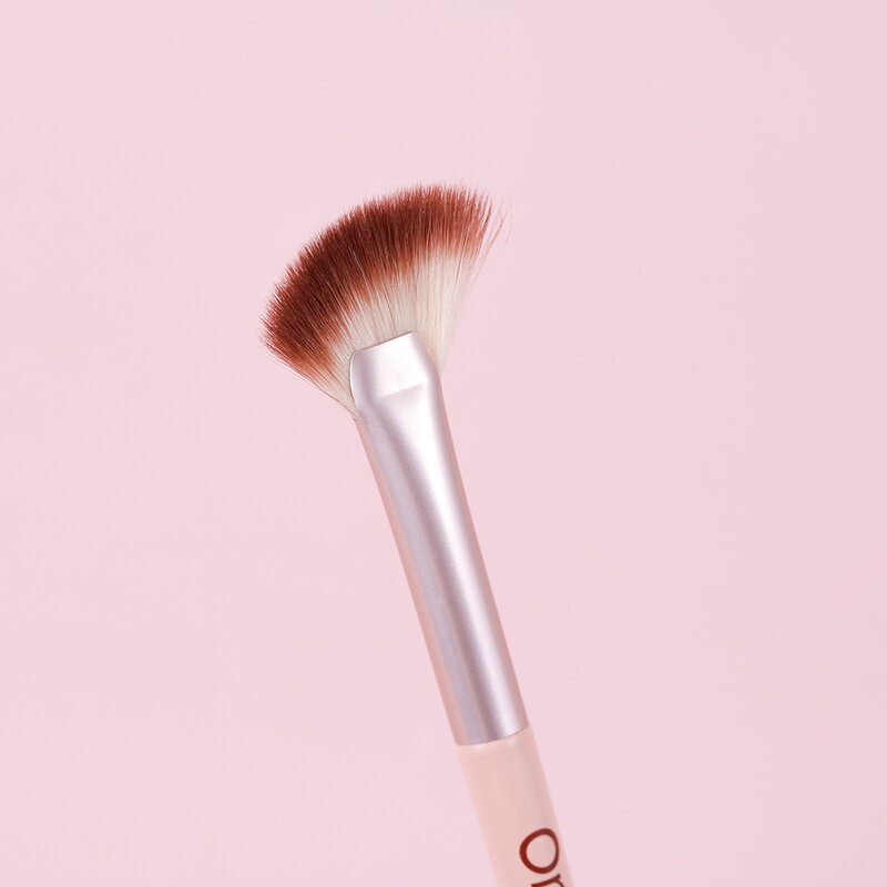Oni Highlighting Fan Brush #Sakura Pink