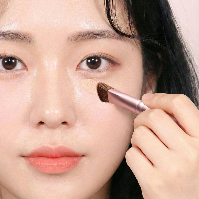 Oni Triangle Highlight & Concealer Brush #Sakura Pink